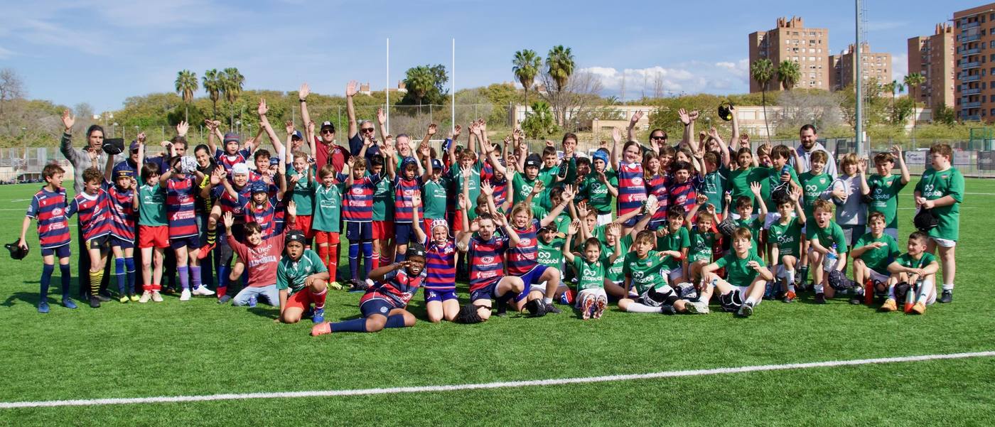 Fin de plateau : des dizaines d'enfants de deux clubs, bras levés, réunis sur la même photo avec les éducateurs.