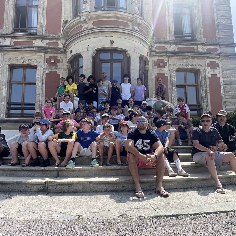 Le groupe du club pose devant un bâtiment ancien lors d'une sortie.