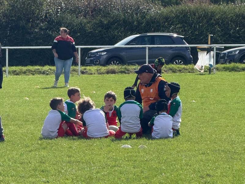 Les U10 regroupés autour de leur éducateur pour un briefing sur le terrain.